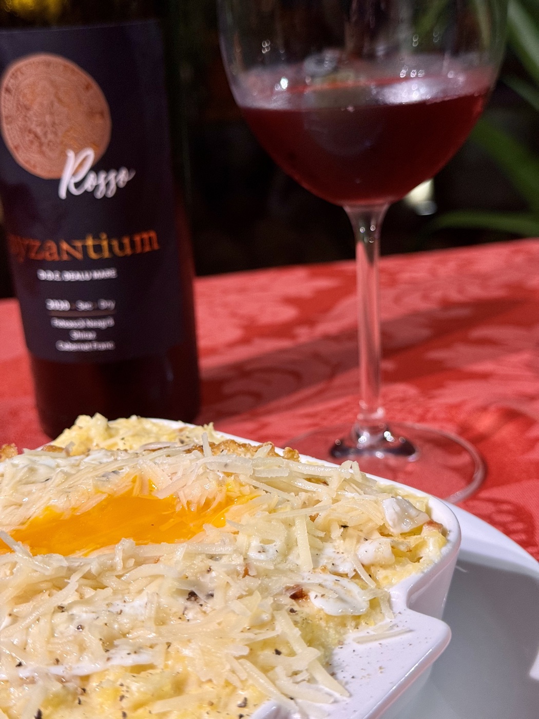 Bulz dourado saindo do forno, com polenta e queijo derretido