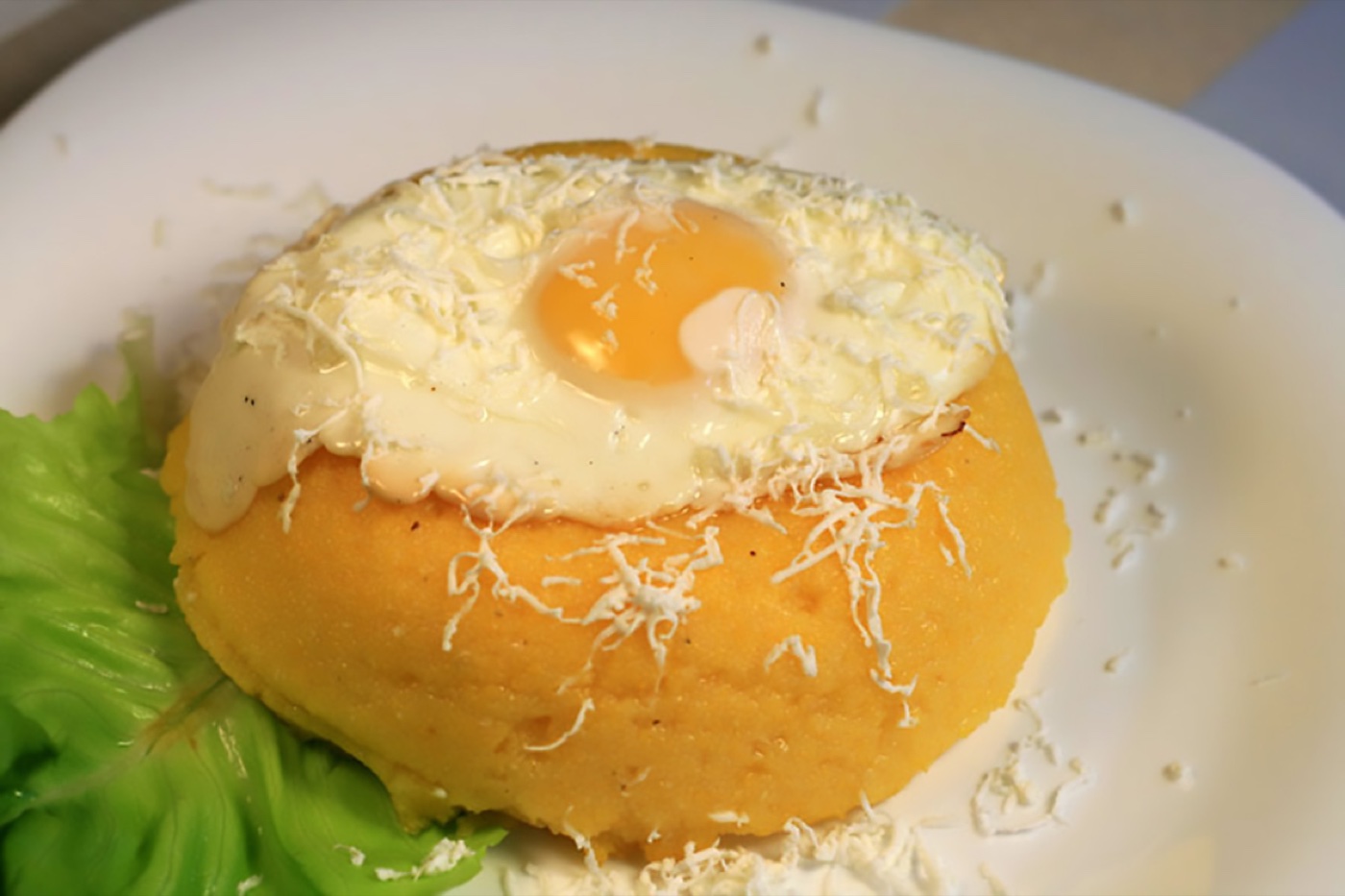 Bulz romeno com mamaliga, queijo, bacon e gema dourada