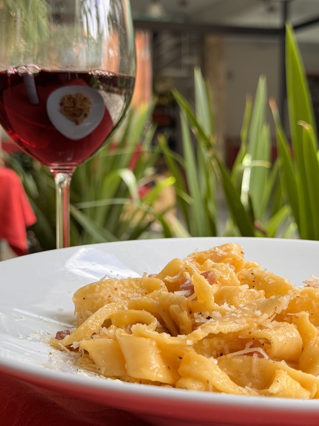 Espaguete alla carbonara autêntico com gema de ovo, pecorino e guanciale — sem creme de leite