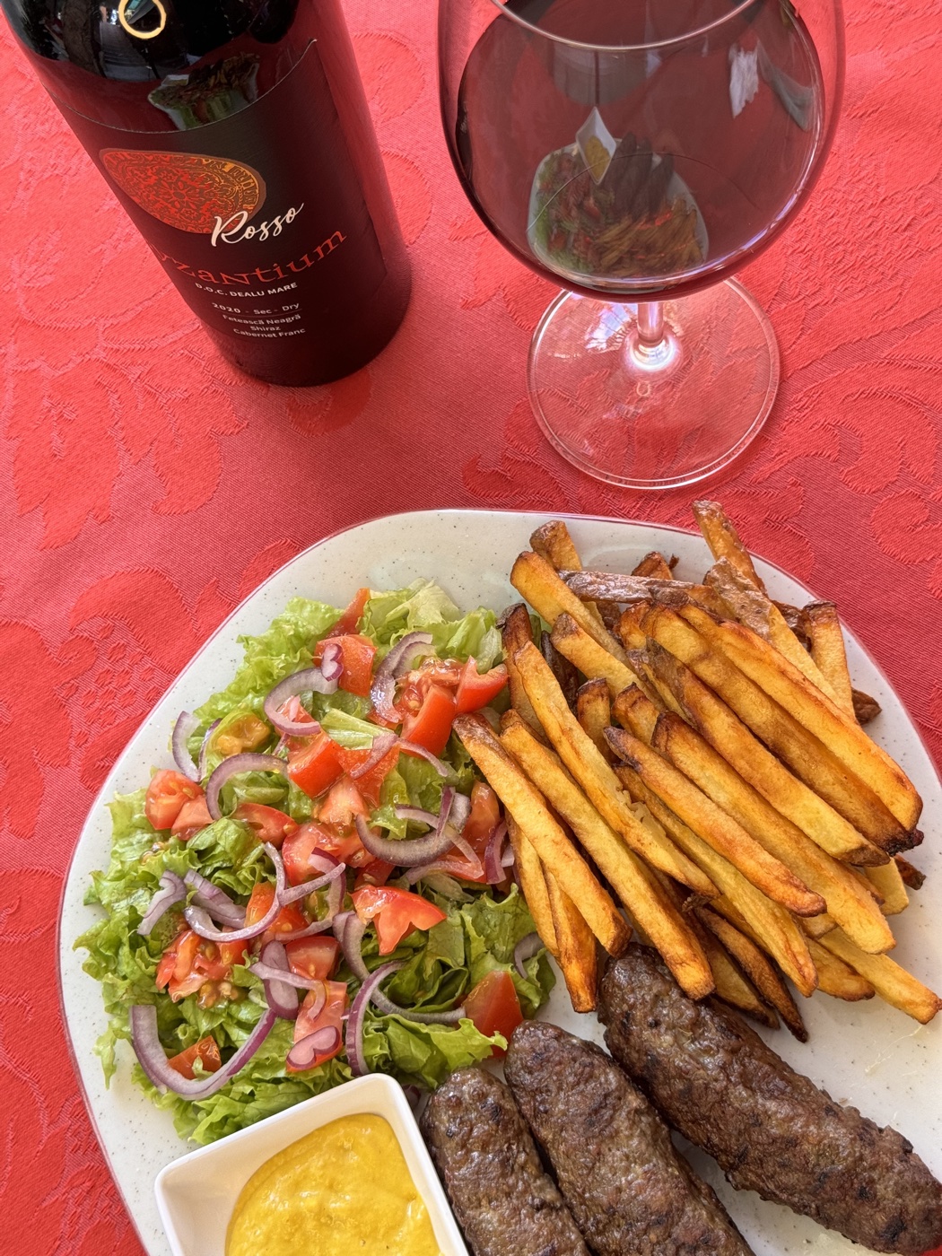 Mititei (Mici) grelhados na brasa — linguicas romenas sem tripa