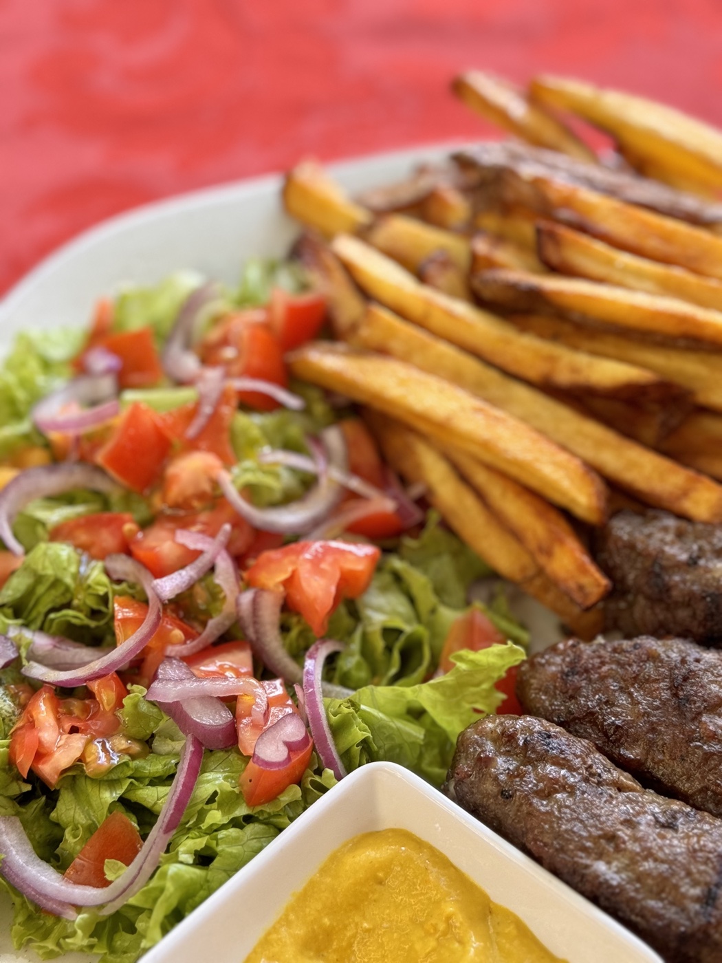 Mititei (Mici) grelhados na brasa — linguicas romenas sem tripa