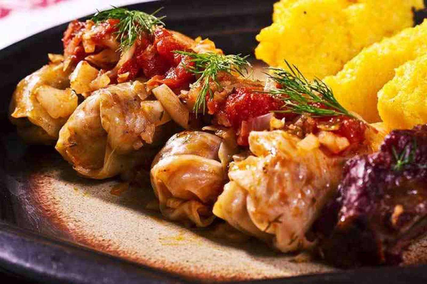 Sarmale autentico — rolinhos de repolho recheados com carne, receita tradicional romena